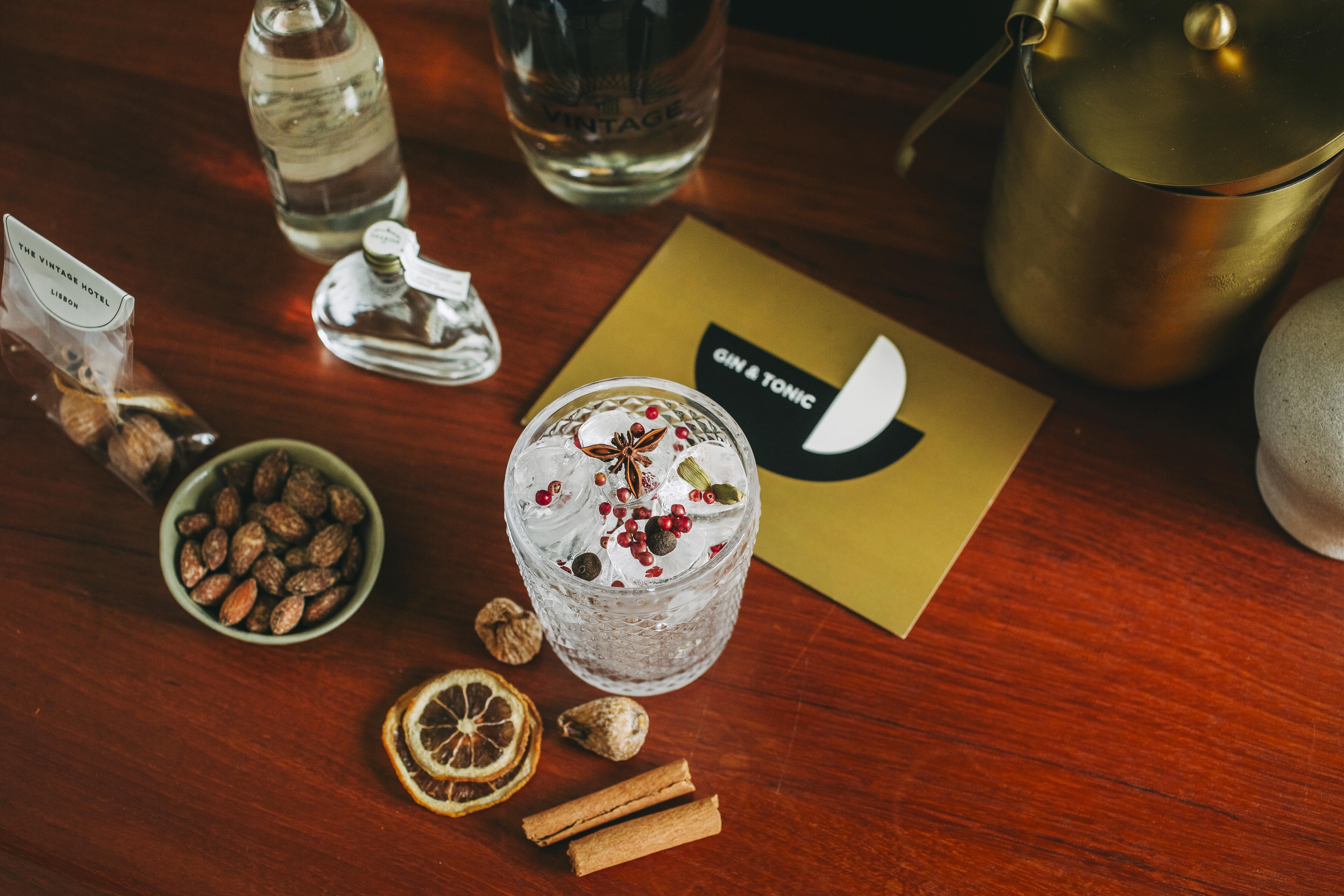 The Vintage Hotel & Spa Лиссабон Экстерьер фото A gin and tonic