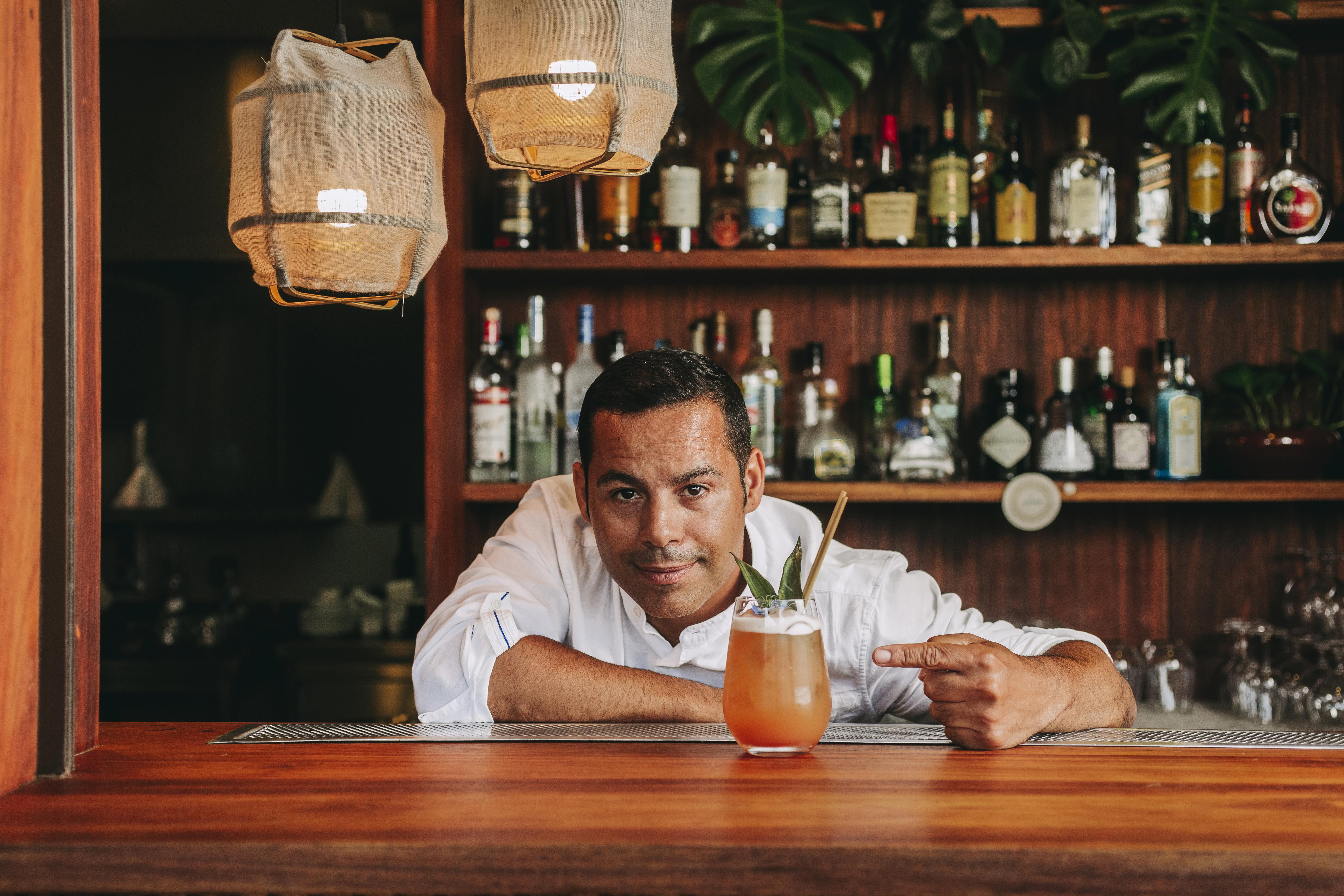 The Vintage Hotel & Spa Лиссабон Экстерьер фото A bartender at work