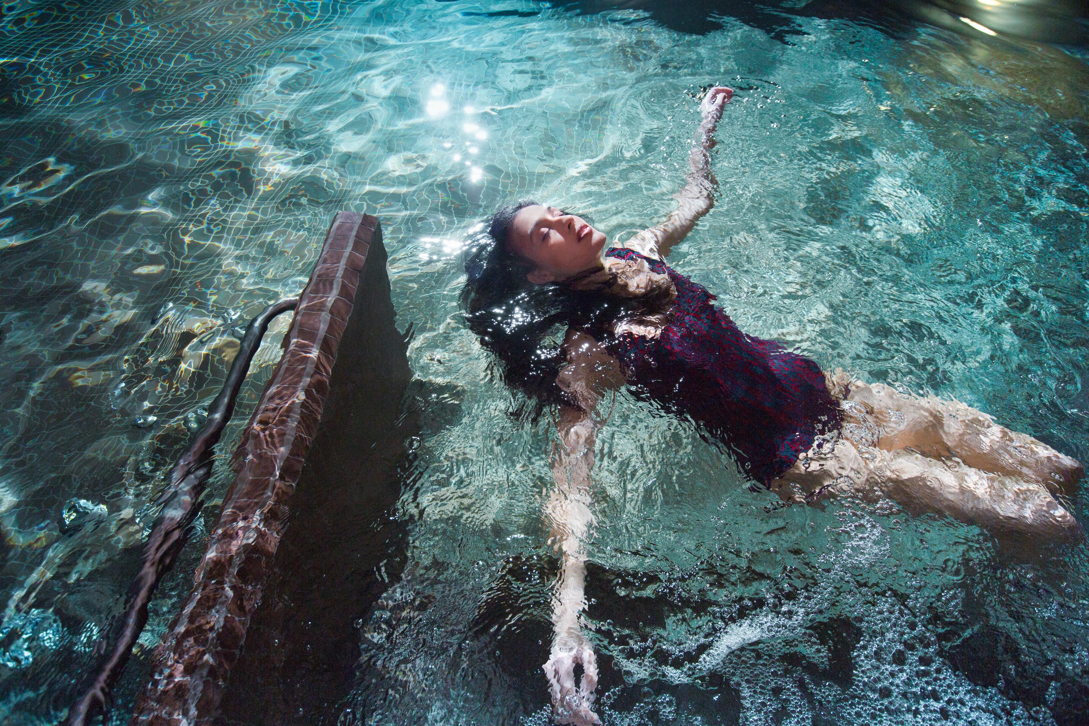 The Vintage Hotel & Spa Лиссабон Экстерьер фото A woman floating in the water at the Blue Lagoon